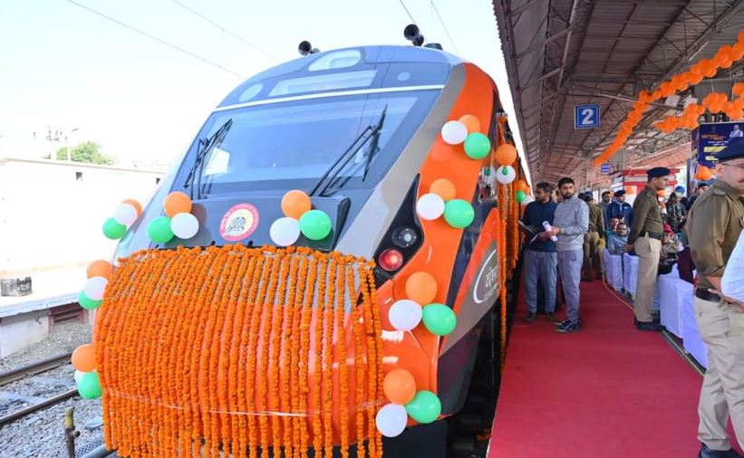 प्रधानमंत्री नरेंद्र मोदी ने लखनऊ-देहरादून के बीच नई वंदे भारत ट्रेन का किया शुभारंभ।