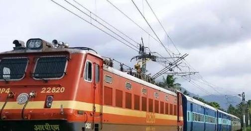 रेल मंत्रालय ने टनकपुर-देहरादून के मध्य नई ट्रेन के संचालन को स्वीकृति प्रदान की।