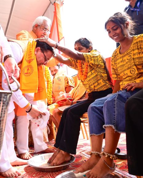 मुख्यमंत्री ने हरिद्वार में शिवभक्त कांवड़ियों के चरण धोकर किया स्वागत।