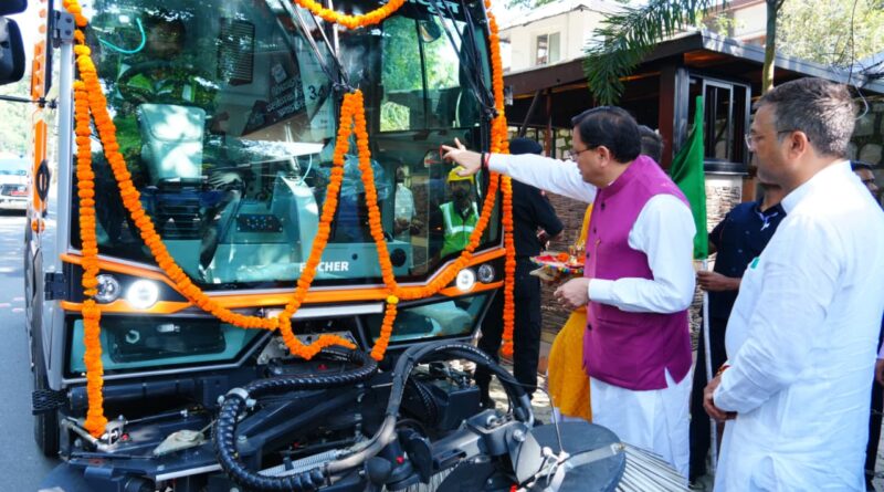 मुख्यमंत्री ने नगर निगम की नई रोड क्लीनिंग मशीन का शुभारंभ किया।