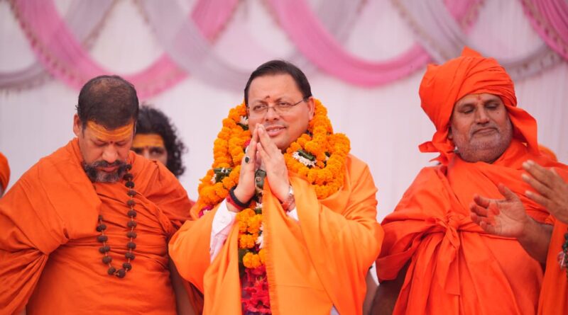 मुख्यमंत्री पुष्कर सिंह धामी ने छड़ी यात्रा को हरी झंडी दिखाते हुए इसे धार्मिक और सांस्कृतिक धरोहर बताया।