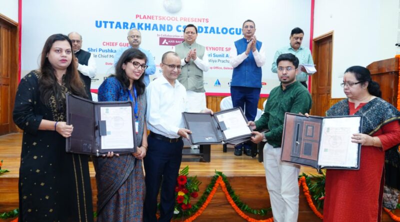 धामी ने आदर्श ग्राम सारकोट के प्राथमिक विद्यालय में डिजिटल कक्षा का वर्चुअल शुभारंभ किया।