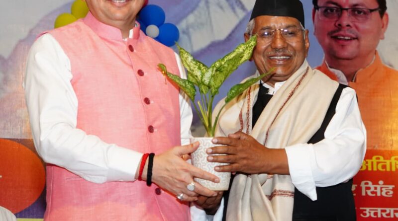 मुख्यमंत्री धामी ने नरेन्द्र सिंह नेगी सम्मान से एस.आर हरनोट को नवाजा।