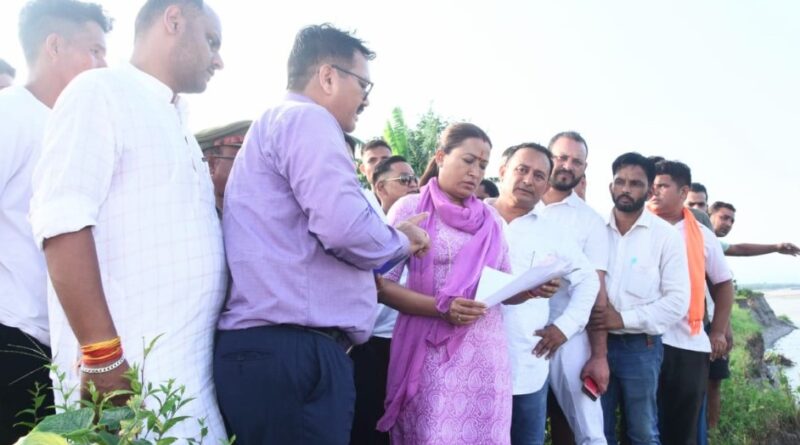 आपदा से प्रभावित लोगों का हाल जानने कैबिनेट मंत्री रेखा आर्या ने क्षेत्र का निरीक्षण किया।