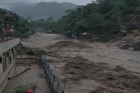 देहरादून के सहस्रधारा में बादल फटने से भारी तबाही, कई होटल और दुकानें क्षतिग्रस्त