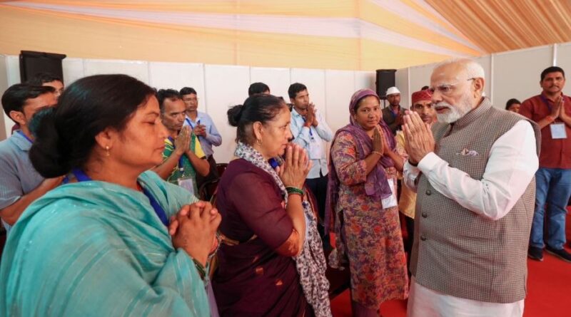 धराली आपदा ग्रस्तों से मुलाकात के दौरान पीएम मोदी ने कहा – हरसंभव मदद मिलेगी।