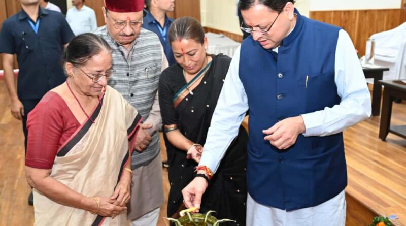 अंतरराष्ट्रीय बालिका दिवस पर मुख्यमंत्री धामी ने मुख्य सेवक सदन में 326 मेधावी बालिकाओं को स्मार्टफोन प्रदान किए।