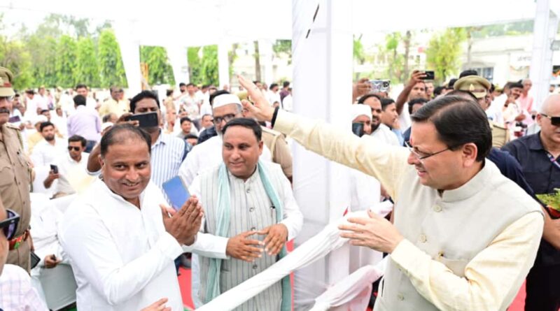 मुख्यमंत्री ने मुजफ्फरनगर स्थित रामपुर तिराहा शहीद स्मारक पर पुष्पांजलि अर्पित कर पुनर्विकास योजना की बात कही।