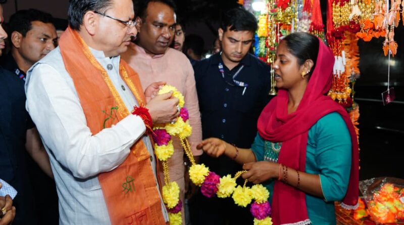 दीपावली के मौके पर सीएम धामी ने देहरादून की स्थानीय दुकानों से पारंपरिक सामान की खरीदारी की।