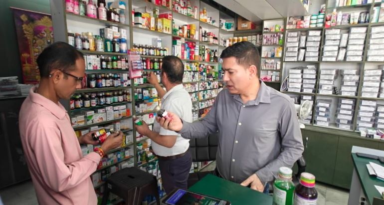सीएम धामी ने दिए सख्त आदेश—खतरनाक कफ सिरप की बिक्री पर निगरानी, 350 सैंपल जांचे गए।