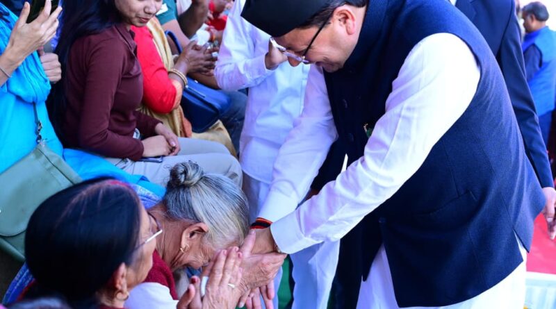 राज्य स्थापना वर्षगांठ पर आंदोलनकारियों व शहीद परिवारों को किया गया सम्मानित।