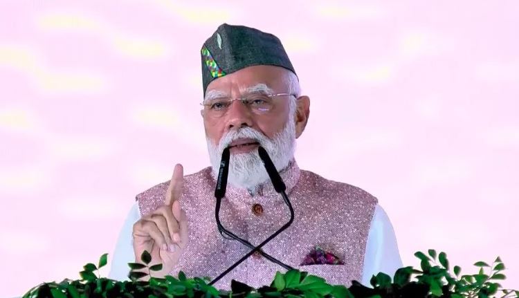 प्रधानमंत्री मोदी ने प्रदेशवासियों को आठ हजार करोड़ की विकास परियोजनाओं की सौगात दी।