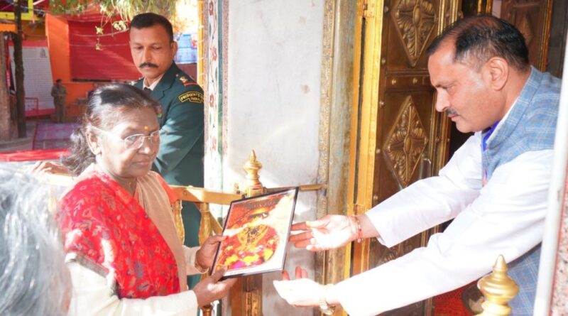 राष्ट्रपति द्रौपदी मुर्मू ने नैना देवी मंदिर में मत्था टेका।