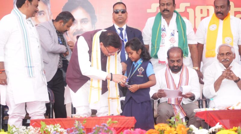 रविवार को मुख्यमंत्री धामी ने अन्नामय्या जिले के मदनपल्ली में अटल बिहारी वाजपेयी की प्रतिमा का अनावरण किया।