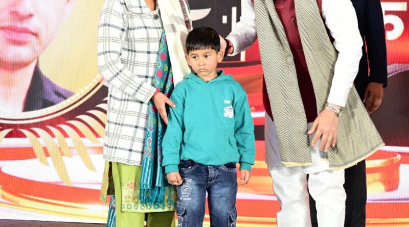 सीएम पुष्कर सिंह धामी ने उत्तराखंड अनन्य सम्मान समारोह में हिस्सा लिया और शहीदों के परिवारों को सम्मान दिया।