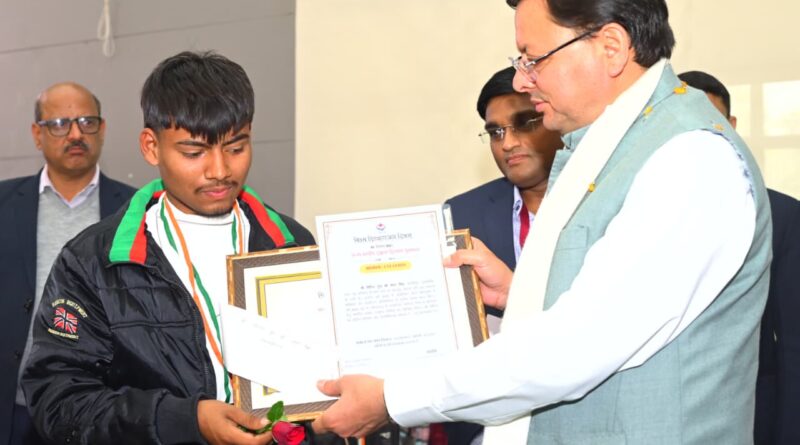 मुख्यमंत्री धामी ने हल्द्वानी के एमबीपीजी कॉलेज में दिव्यांगजन दक्षता पुरस्कार समारोह में प्रतिभागियों को सम्मानित किया।