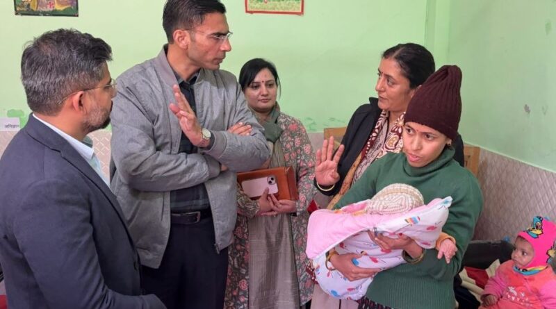 जिलाधिकारी ने नारी निकेतन का किया औचक निरीक्षण