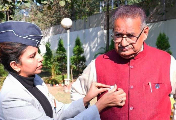 सशस्त्र सेना झंडा दिवस पर सैनिक कल्याण मंत्री गणेश जोशी को लगाया फ्लैग