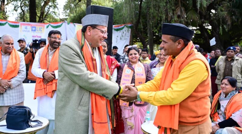 गणतंत्र दिवस पर गांधी पार्क में आयोजित सामूहिक वंदे मातरम् गायन कार्यक्रम में मुख्यमंत्री पुष्कर सिंह धामी हुए शामिल