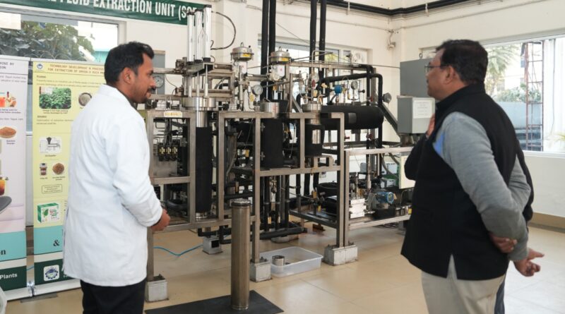 सगन्ध पौधा केंद्र का भ्रमण करते हुए मुख्य सचिव आनन्द बर्द्धन ने केंद्र की गतिविधियों का अवलोकन किया।