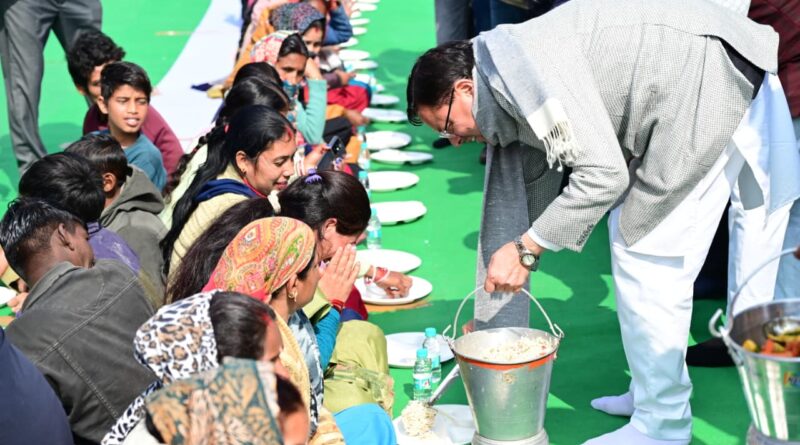 टनकपुर में संस्कृति और समरसता का उत्सव, मुख्यमंत्री धामी ने लिया खिचड़ी प्रसाद