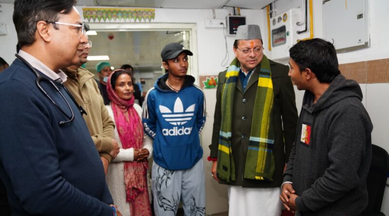 देर रात दून मेडिकल कॉलेज चिकित्सालय पहुंचे मुख्यमंत्री, व्यवस्थाओं का लिया जायजा
