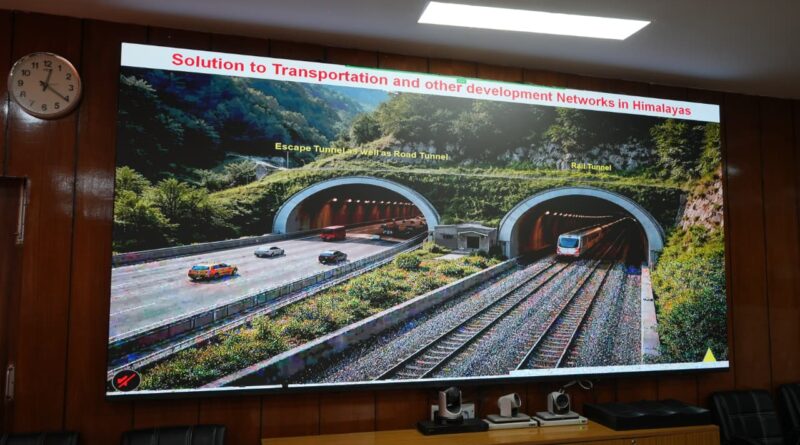 मुख्यमंत्री पुष्कर सिंह धामी ने की राज्य में प्रस्तावित एवं निर्माणाधीन रेल परियोजनाओं की समीक्षा