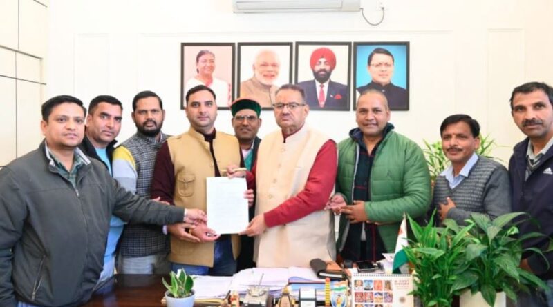 सैनिक कल्याण मंत्री गणेश जोशी से उपनल कर्मचारी महासंघ के पदाधिकारियों ने की भेंट