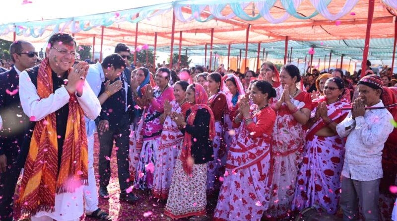 सीएम धामी ने जनसमुदाय संग साझा की उत्सव की खुशियां जनता ने पुष्पवर्षा कर किया भव्य स्वागत