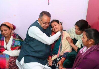 मालदेवता दुर्घटना में मृत युवक के परिजनों से मिले कैबिनेट मंत्री गणेश जोशी