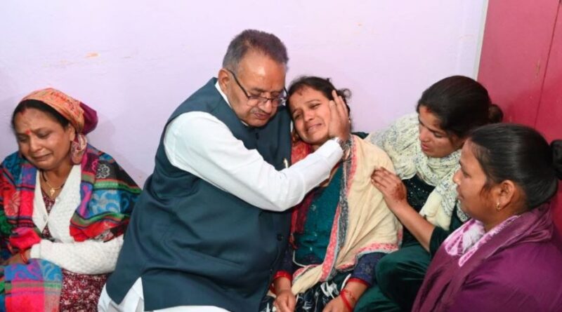मालदेवता दुर्घटना में मृत युवक के परिजनों से मिले कैबिनेट मंत्री गणेश जोशी