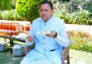 मुख्यमंत्री पुष्कर सिंह धामी ने शहद निकालने की प्रक्रिया का अवलोकन किया।