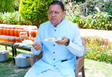 मुख्यमंत्री पुष्कर सिंह धामी ने शहद निकालने की प्रक्रिया का अवलोकन किया।