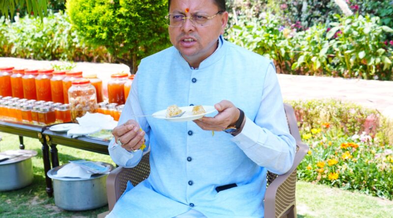 मुख्यमंत्री पुष्कर सिंह धामी ने शहद निकालने की प्रक्रिया का अवलोकन किया।