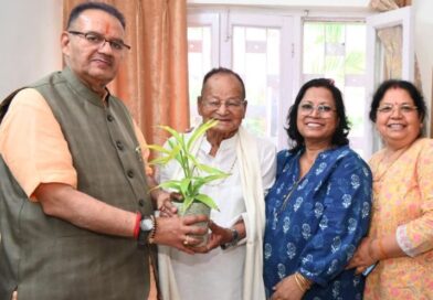 मंत्री गणेश जोशी ने रिटायर्ड हवलदार उदय सिंह थापा को दी 100वें जन्मदिवस की शुभकामनाएं