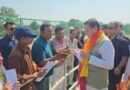 लोहियाहेड हेलीपैड पर सीएम धामी ने जनप्रतिनिधियों से संवाद किया।