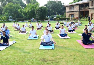 अंतरराष्ट्रीय योग दिवस के उपलक्ष्य में मुख्यमंत्री ने अधिकारियों एवं कर्मचारियों के साथ किया योगाभ्यास।