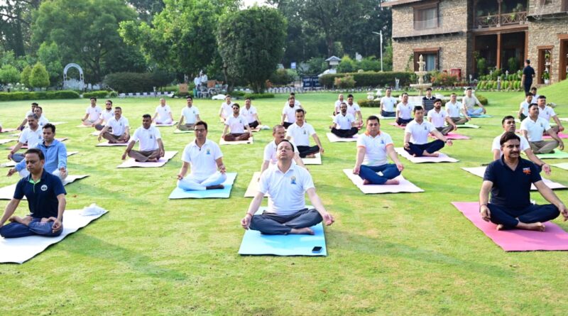 अंतरराष्ट्रीय योग दिवस के उपलक्ष्य में मुख्यमंत्री ने अधिकारियों एवं कर्मचारियों के साथ किया योगाभ्यास।