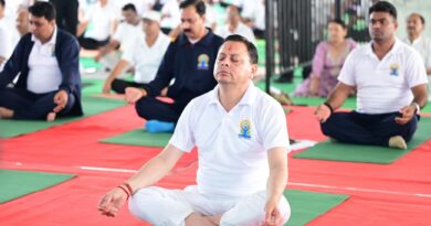 मुख्यमंत्री पुष्कर सिंह धामी ने बनबसा में किया सामूहिक योगाभ्यास, योग को दैनिक जीवन का हिस्सा बनाने का किया आह्वान