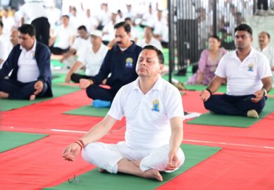 मुख्यमंत्री पुष्कर सिंह धामी ने बनबसा में किया सामूहिक योगाभ्यास, योग को दैनिक जीवन का हिस्सा बनाने का किया आह्वान