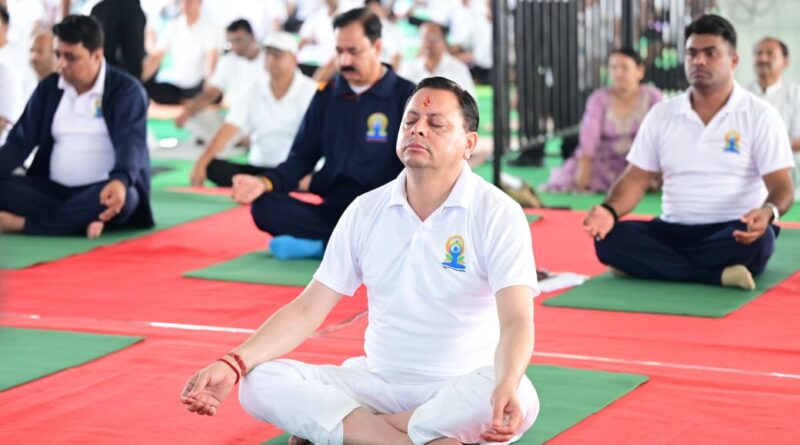 मुख्यमंत्री पुष्कर सिंह धामी ने बनबसा में किया सामूहिक योगाभ्यास, योग को दैनिक जीवन का हिस्सा बनाने का किया आह्वान
