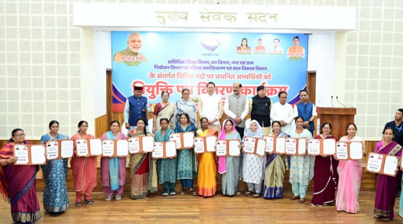 मुख्यमंत्री पुष्कर सिंह धामी ने 276 चयनित अभ्यर्थियों को नियुक्ति पत्र वितरित किए।