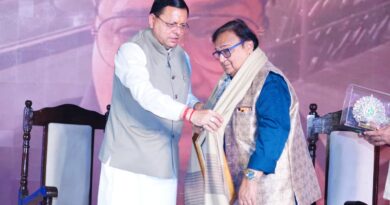 मुख्यमंत्री पुष्कर सिंह धामी ने अभिनेता राकेश बेदी को सम्मानित करते हुए अमर उजाला के विशेषांक का लोकार्पण किया।