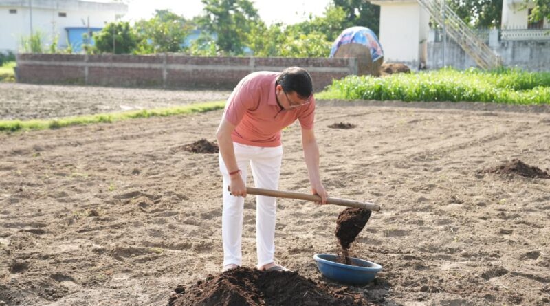 मुख्यमंत्री धामी ने खेत में चलाया टिलर, पारंपरिक कृषि और जैविक खेती को बढ़ावा देने का दिया संदेश