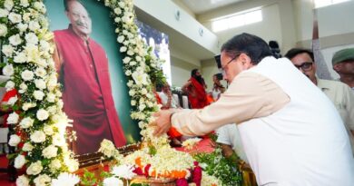 मुख्यमंत्री धामी ने खण्डूड़ी जी के चित्र पर पुष्प अर्पित कर श्रद्धासुमन अर्पित किए।