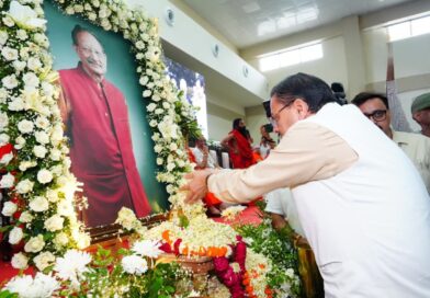 मुख्यमंत्री धामी ने खण्डूड़ी जी के चित्र पर पुष्प अर्पित कर श्रद्धासुमन अर्पित किए।