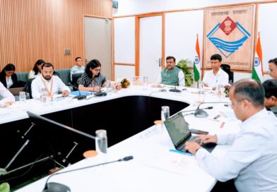 मुख्य सचिव आनन्द बर्द्धन ने उत्तराखण्ड दौरे पर आए नीति आयोग के सदस्य डॉ. एम. श्रीनिवास एवं उनकी टीम का पुष्प गुच्छ देकर किया स्वागत।
