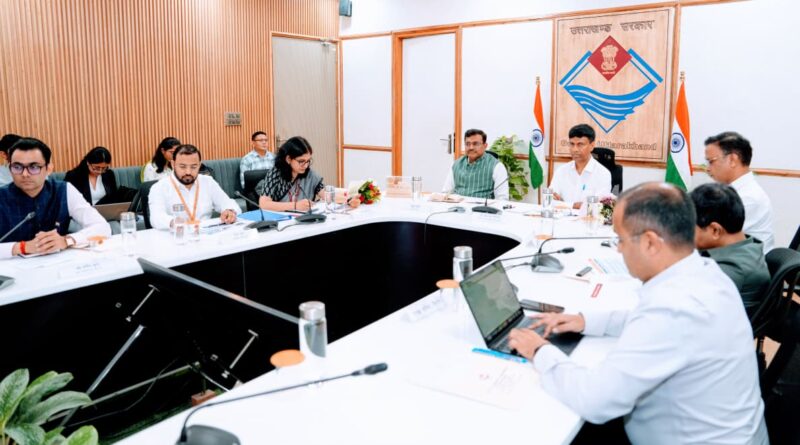 मुख्य सचिव आनन्द बर्द्धन ने उत्तराखण्ड दौरे पर आए नीति आयोग के सदस्य डॉ. एम. श्रीनिवास एवं उनकी टीम का पुष्प गुच्छ देकर किया स्वागत।