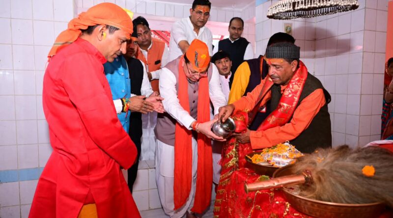 देवीधुरा में 8 मिनट तक चली ऐतिहासिक बग्वाल, फलों-फूलों की बरसात के बीच गूंजे मां वाराही के जयकारे