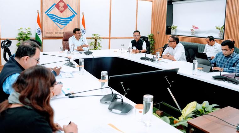 मुख्य सचिव आनन्द बर्द्धन ने राजस्व वृद्धि के सम्बन्ध में अधिकारियों के साथ ली बैठक ।